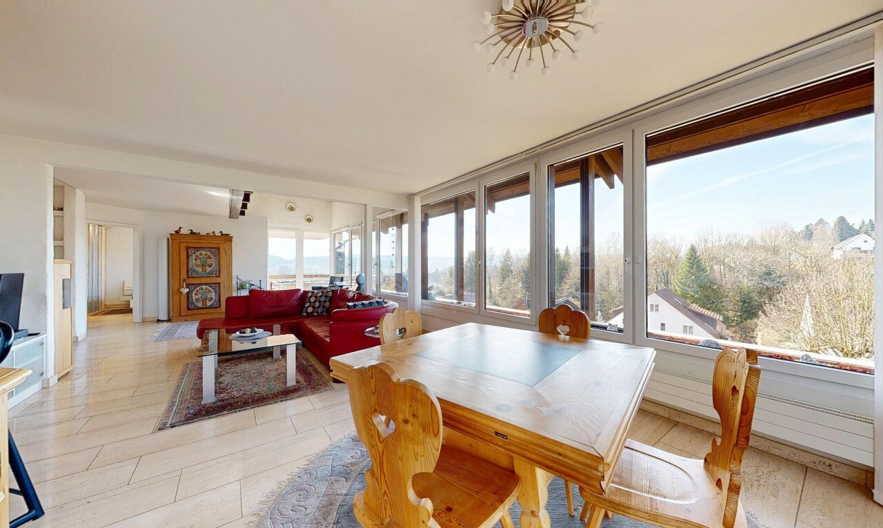 wohn- / esszimmer mit inside property, natural light, natürliches licht, und day time