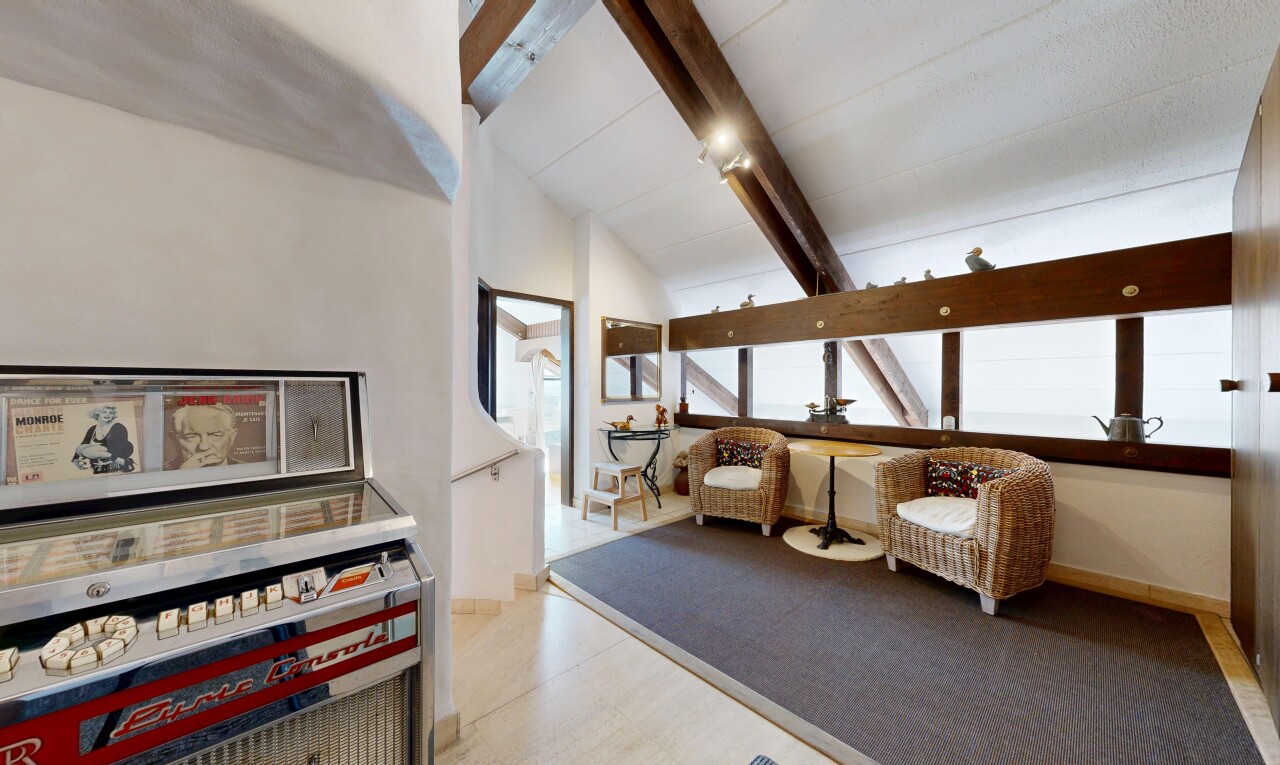 zimmer / schlafzimmer mit vaulted ceiling, dachschräge, beamed ceiling, balkendecke, und inside property