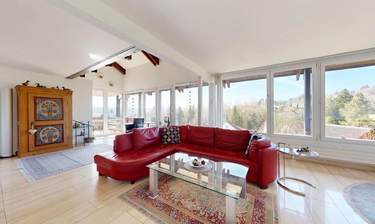 wohnzimmer mit inside property, beamed ceiling, balkendecke, day time, und vaulted ceiling