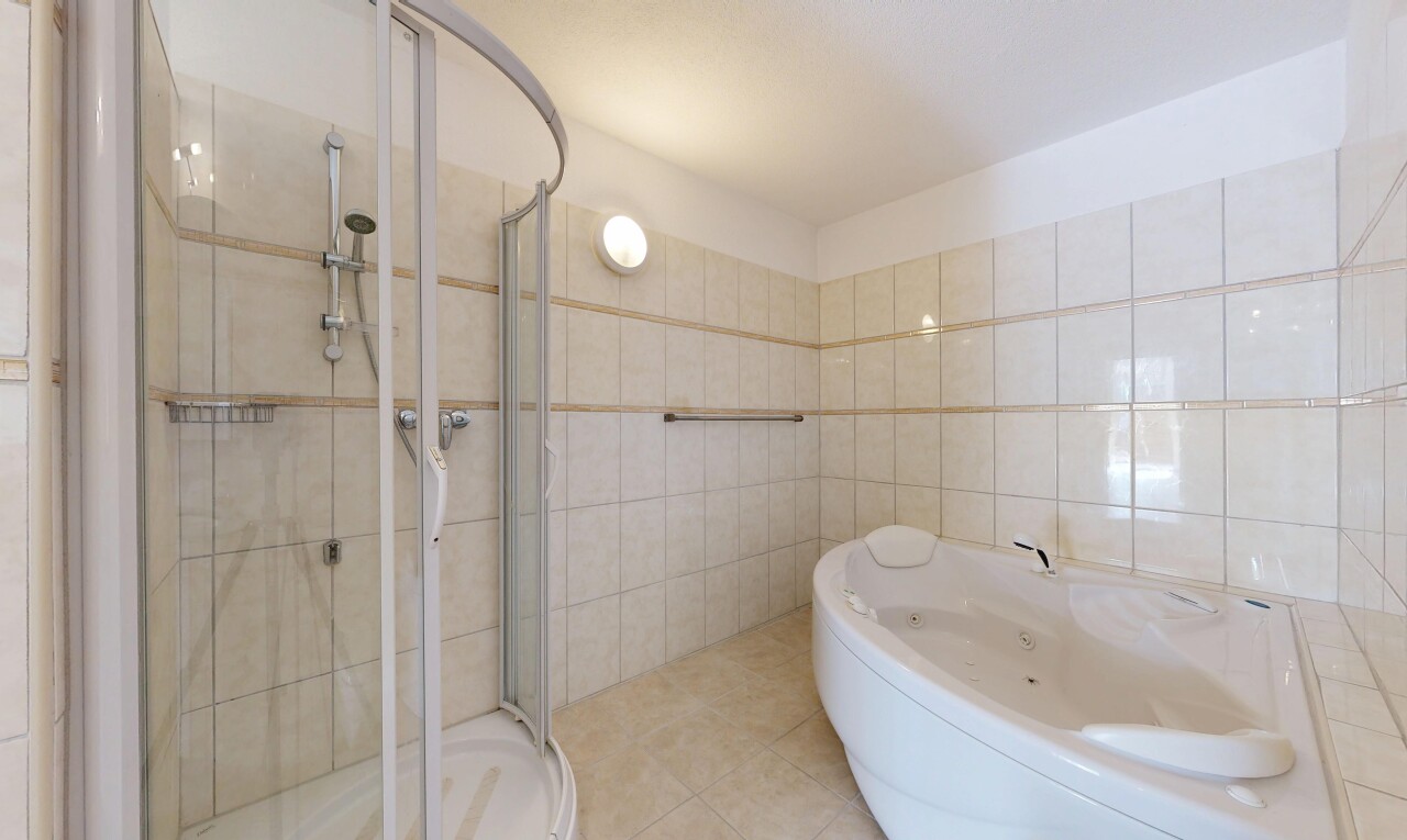 bad mit tile wall, fliesenwand, komplettes badezimmer, dusche, und inside property
