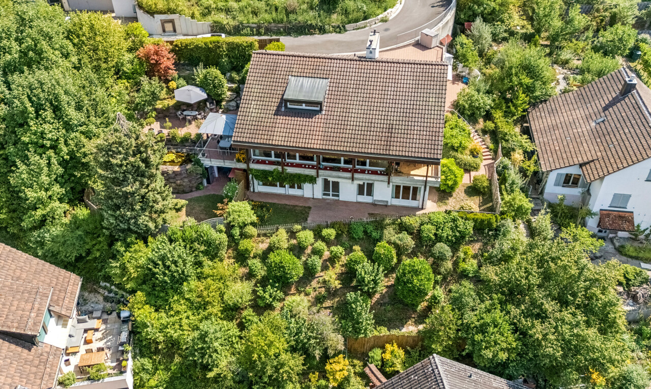 außenansicht mit ziegeldach und property visible