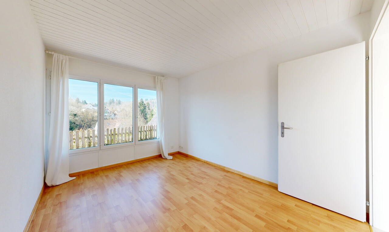 leerer raum mit day time, inside property, natürliches licht, natural light, und holzfußboden