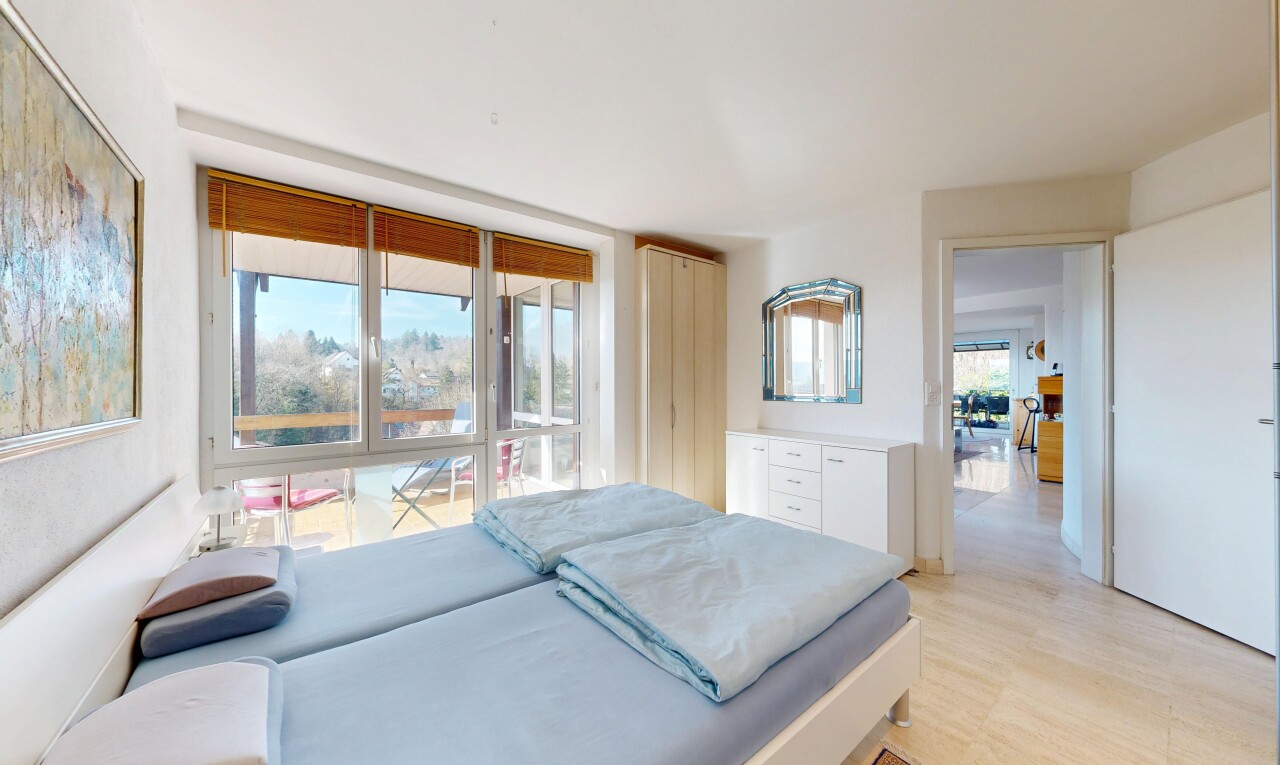 zimmer / schlafzimmer mit inside property, außenzugang, natural light, natürliches licht, und day time