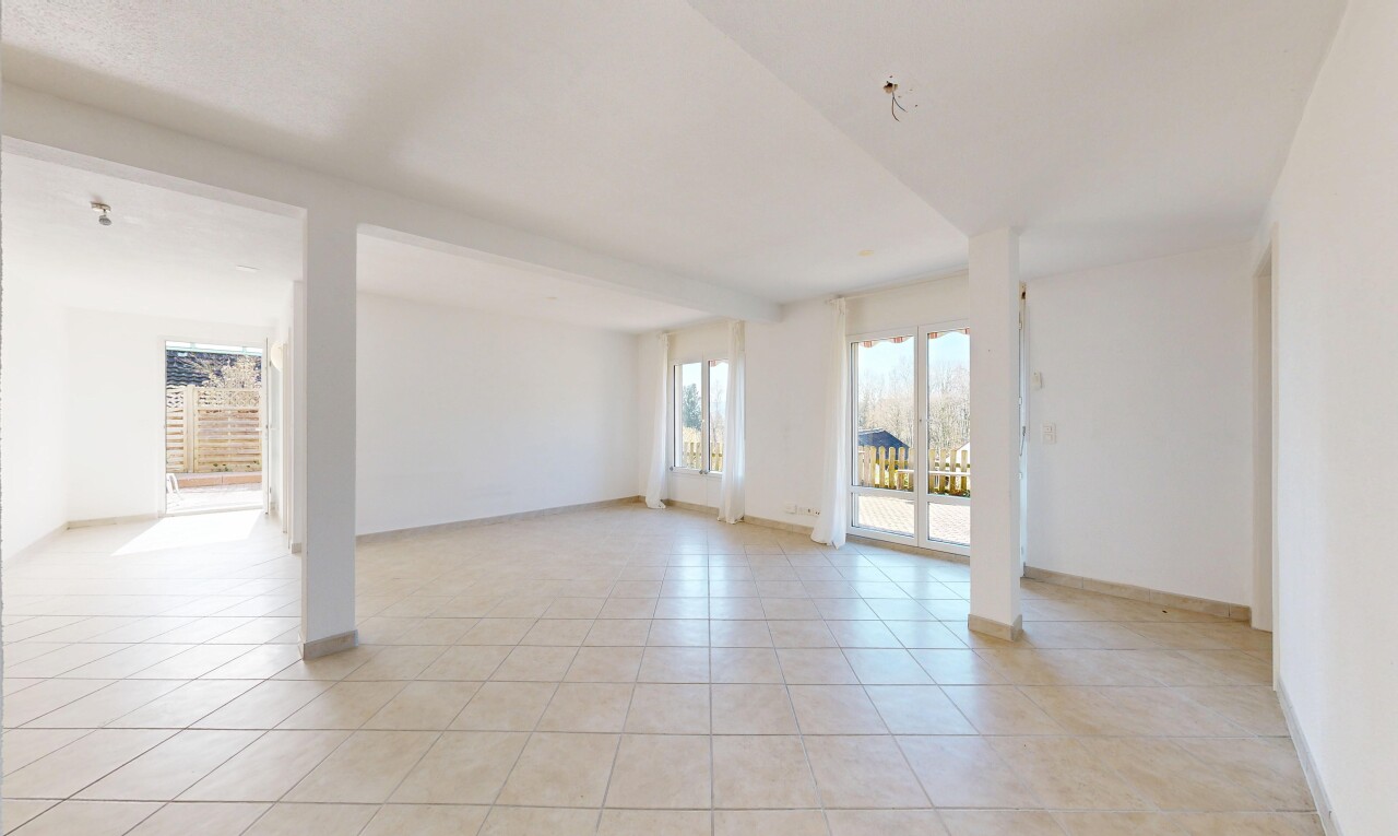 leerer raum mit light floor, gipskartonwand, drywall, natürliches licht, und natural light