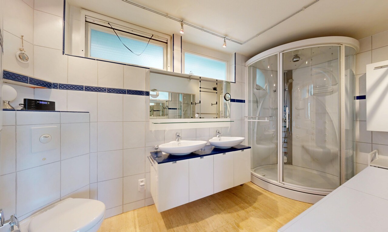bad mit tile wall, fliesenwand, doppelwaschtisch, komplettes badezimmer, und dusche