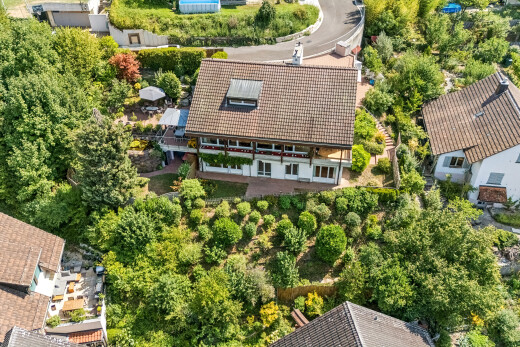 außenansicht mit ziegeldach und property visible