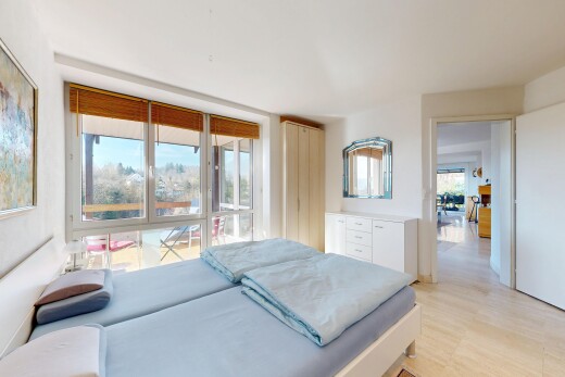chambre avec inside property, accès à l'extérieur, natural light, lumière naturelle, et day time