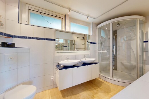 salle de bains avec tile wall, mur en carrelage, double vasque, salle de bain complète, et douche