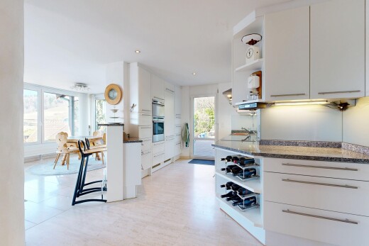 cuisine avec étagères ouvertes, open shelves, armoires blanches, white cabinets, et light floor