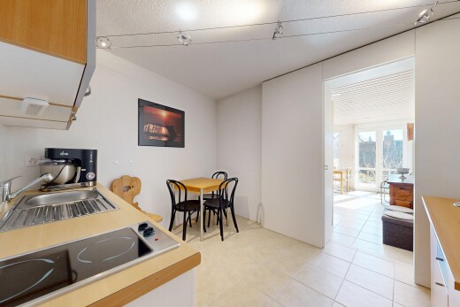 cuisine avec plaque de cuisson, light floor, plans de travail, light countertops, et inside property