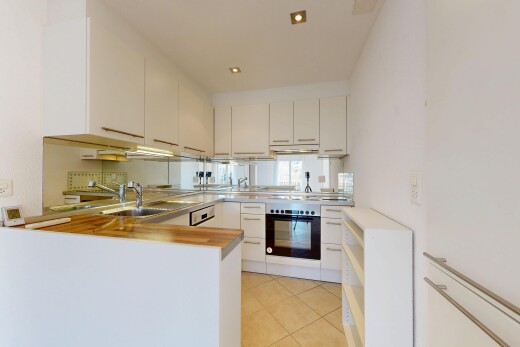 cuisine avec péninsule de cuisine, kitchen peninsula, four, light floor, et inside property