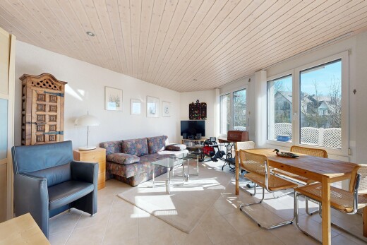 salon / salle à manger avec wood ceiling, plafond en bois, natural light, lumière naturelle, et inside property
