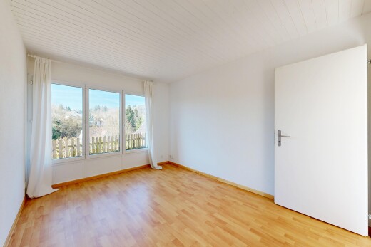 leerer raum mit day time, inside property, natürliches licht, natural light, und holzfußboden