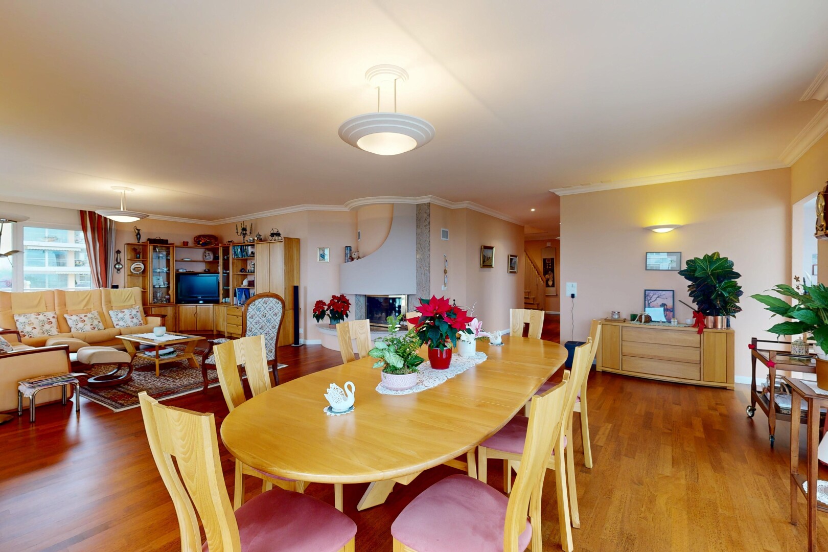 salon / salle à manger avec inside property, lumière naturelle, natural light, sol en finition bois, et wood finish floor