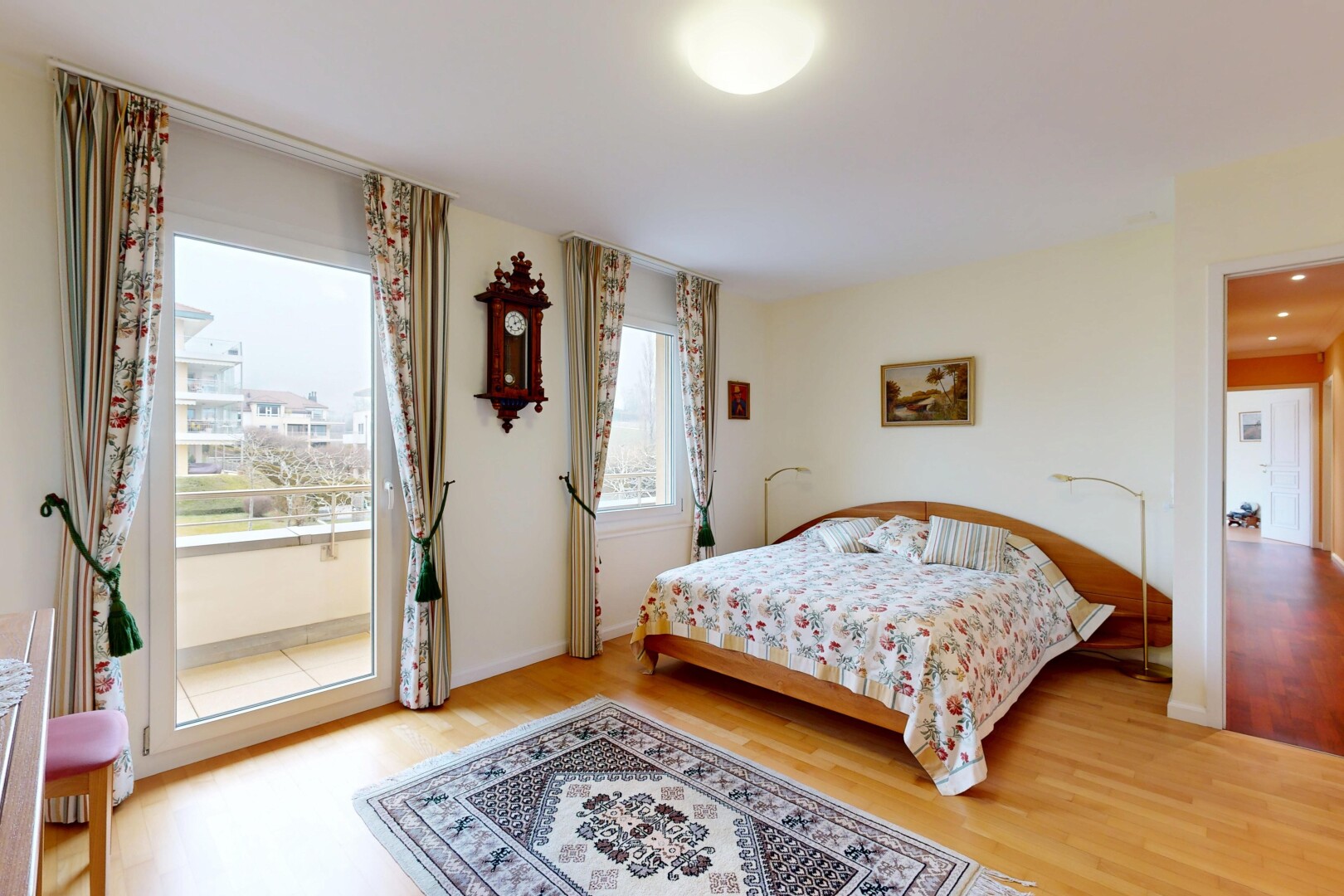 chambre avec sol en finition bois, wood finish floor, cloison sèche, drywall, et inside property