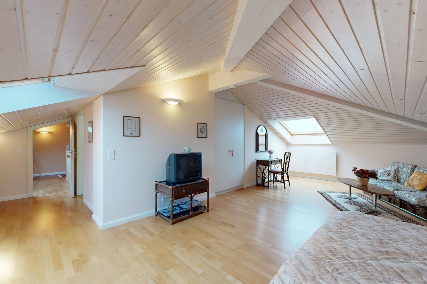 salon avec plafond bas, low ceiling, sol en finition bois, wood finish floor, et plafond en bois