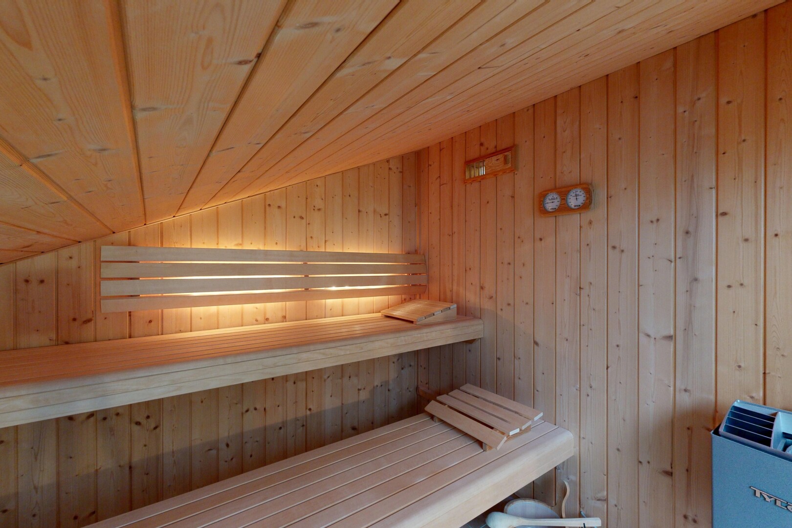 escaliers avec sauna, plafond en bois, wood ceiling, mur en bois, et wood wall