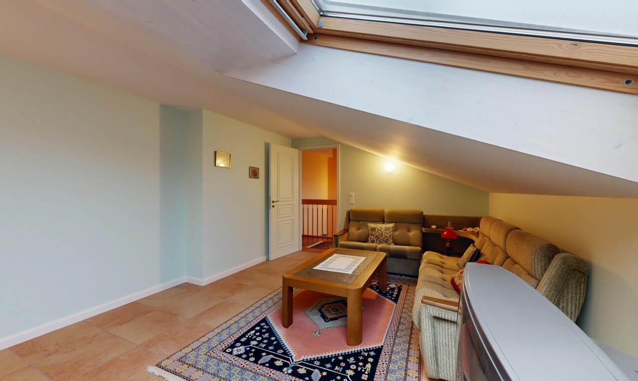 salon avec inside property, cloison sèche, drywall, plafond voûté, et vaulted ceiling