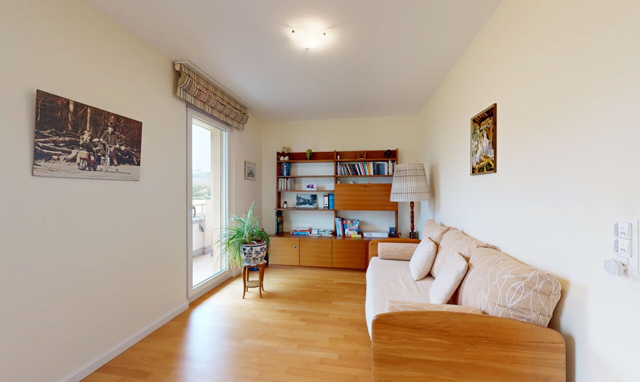 salon avec cloison sèche, drywall, inside property, sol en finition bois, et wood finish floor