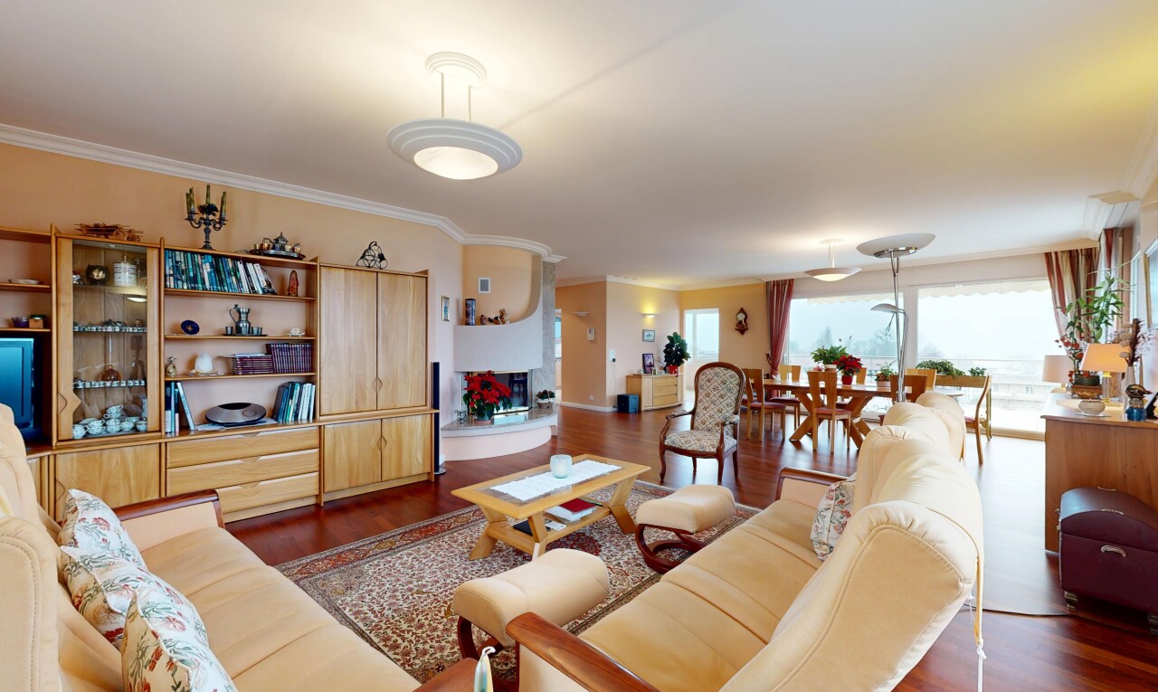 salon avec inside property, sol en finition bois, wood finish floor, lumière naturelle, et natural light