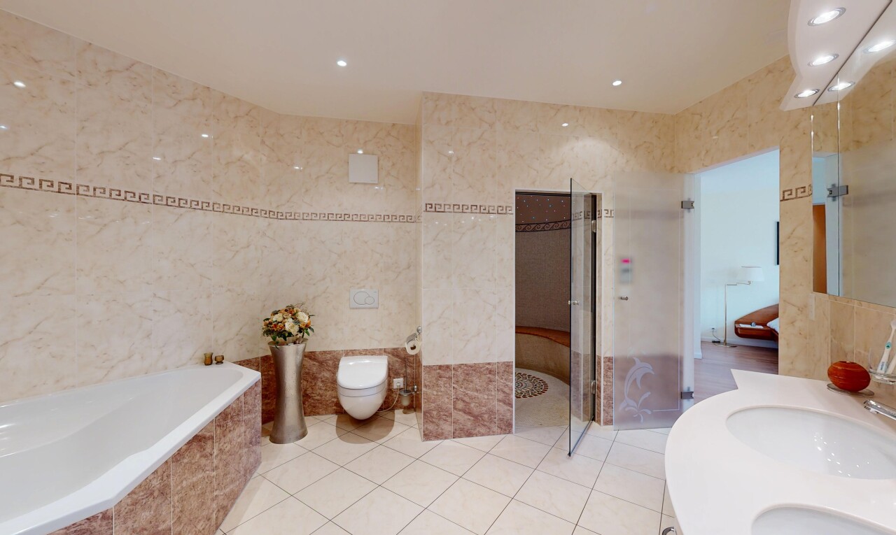 salle de bains avec salle de bain complète, inside property, double vasque, mur en carrelage, et tile wall