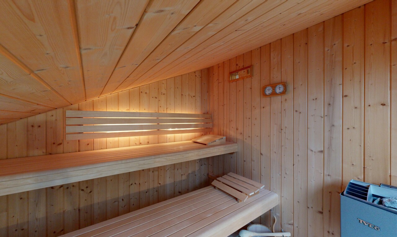 escaliers avec sauna, plafond en bois, wood ceiling, mur en bois, et wood wall
