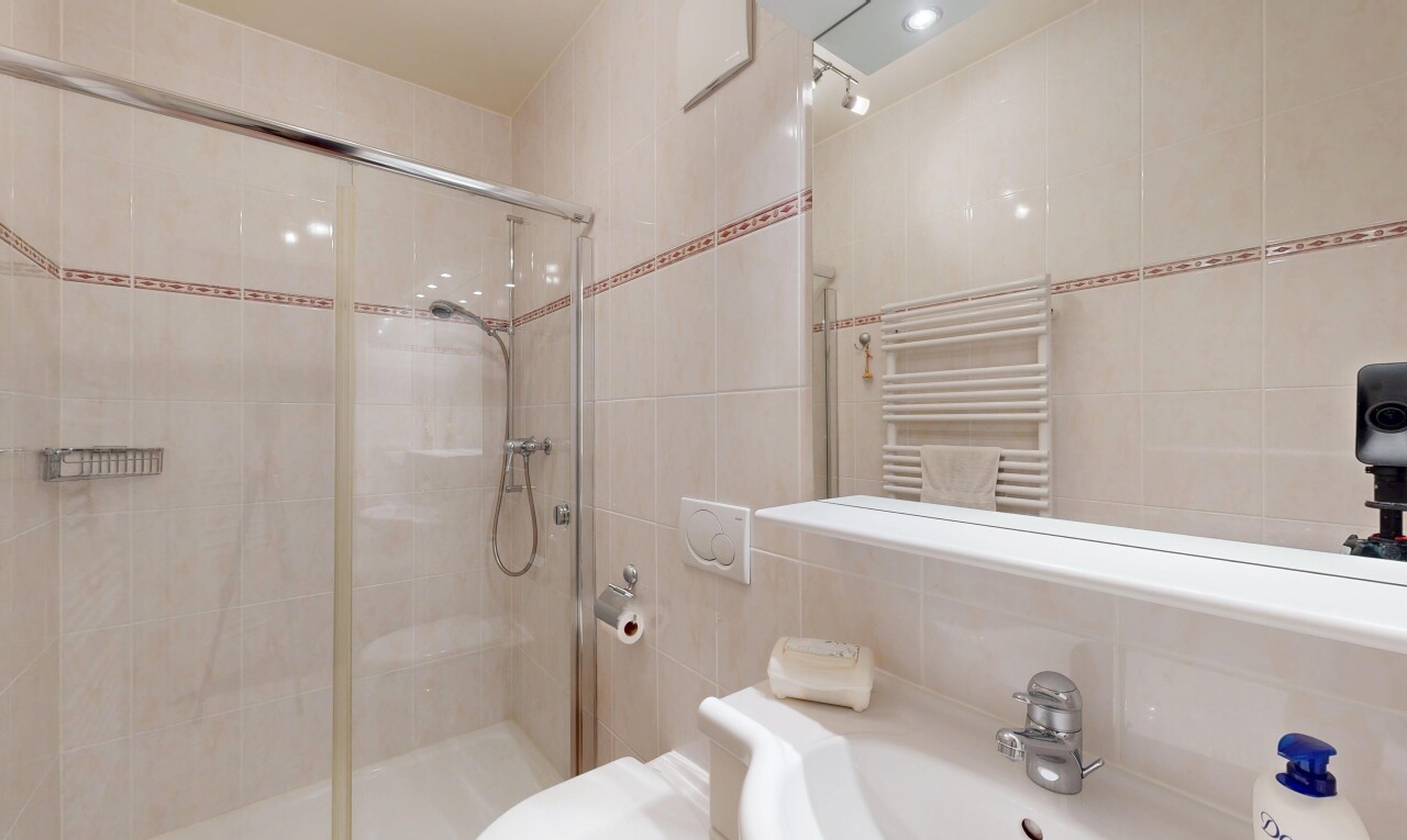 salle de bains avec miroir, radiateur, salle de bain complète, douche, et inside property