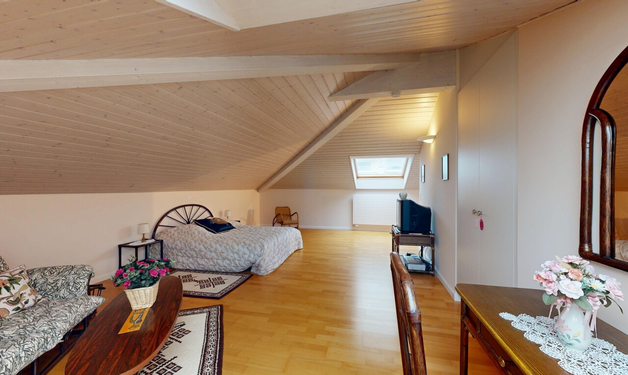chambre avec pièce supplémentaire, puits de lumière, sol en finition bois, wood finish floor, et plafond bas
