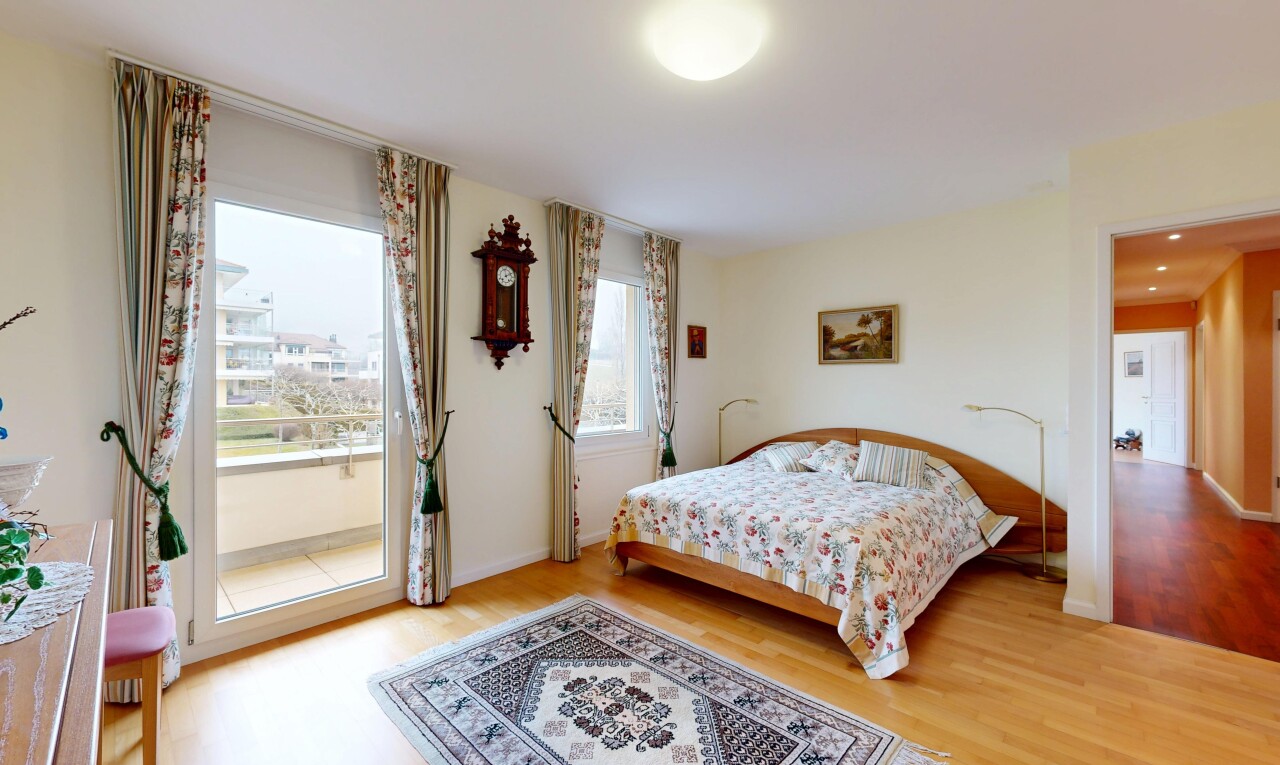 chambre avec sol en finition bois, wood finish floor, cloison sèche, drywall, et inside property