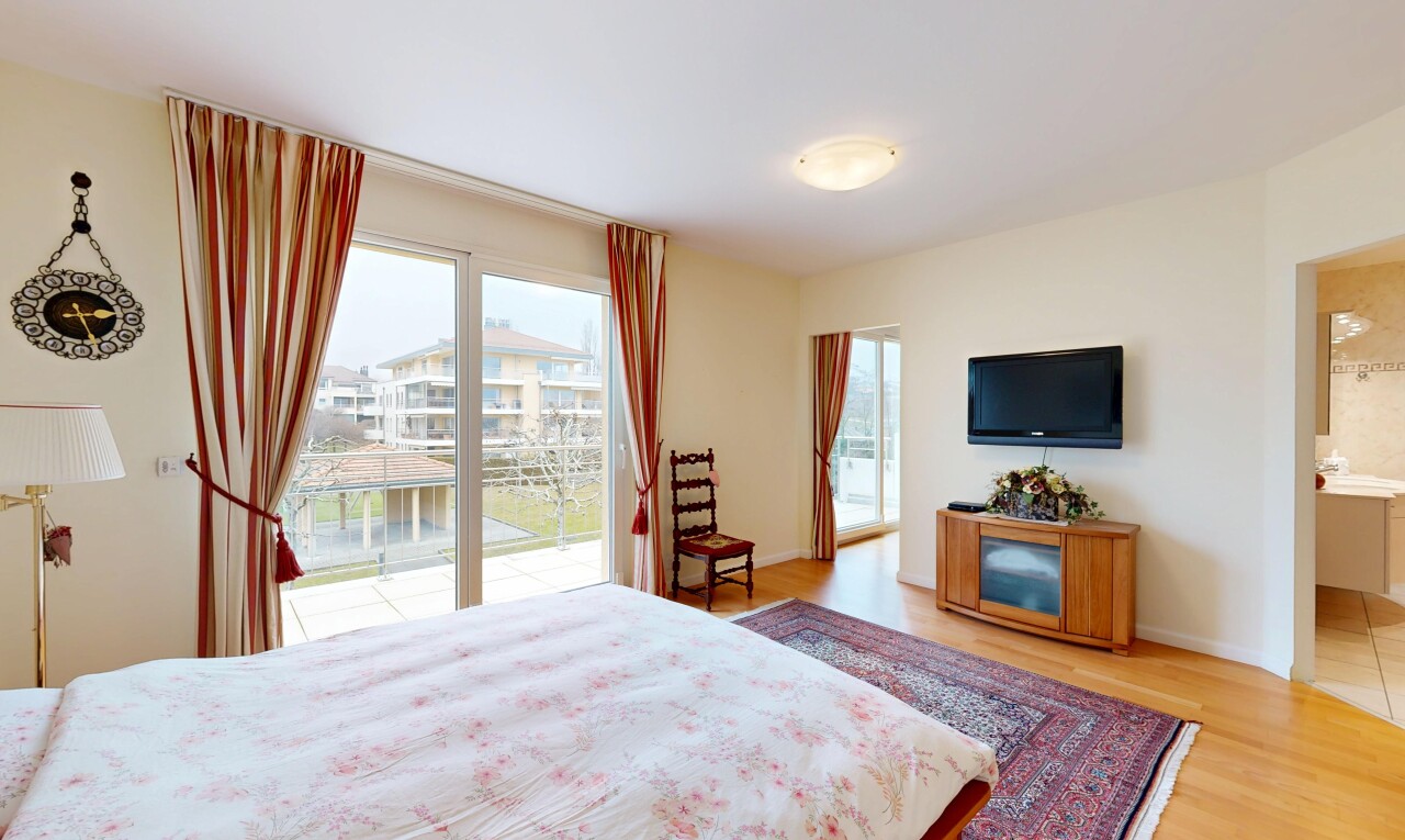 chambre avec accès à l'extérieur, télévision, inside property, lumière naturelle, et natural light