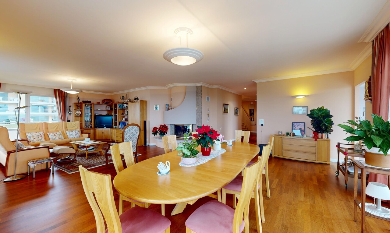 salon / salle à manger avec inside property, lumière naturelle, natural light, sol en finition bois, et wood finish floor