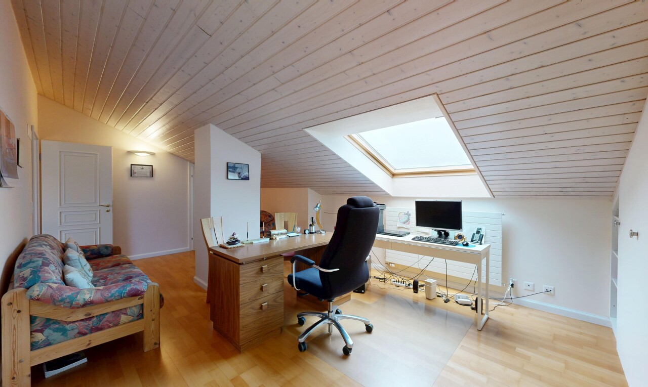 bureau avec espace bureau, inside property, pièce supplémentaire, plafond voûté, et vaulted ceiling