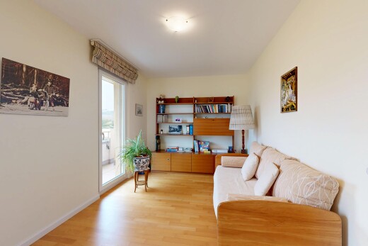 salon avec cloison sèche, drywall, inside property, sol en finition bois, et wood finish floor