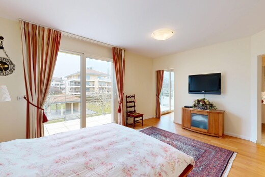 chambre avec accès à l'extérieur, télévision, inside property, lumière naturelle, et natural light