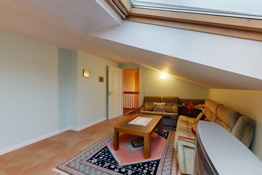 salon avec inside property, cloison sèche, drywall, plafond voûté, et vaulted ceiling