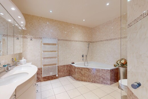 salle de bains avec chauffe-serviettes, mur en carrelage, tile wall, salle de bain complète, et inside property