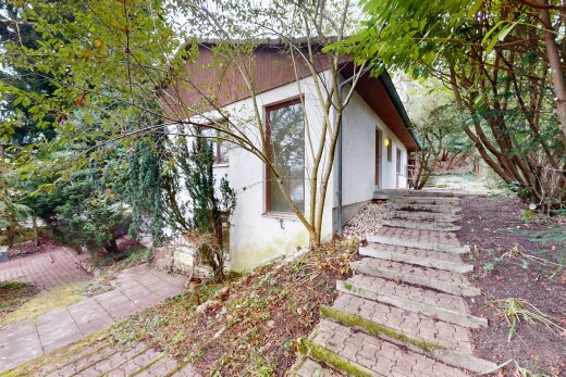 außenansicht mit betonfundament und stuckverkleidung