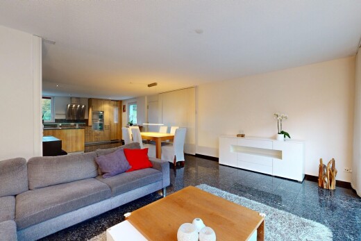 wohn- / esszimmer mit granite finish floor, granitboden, granite tile, inside property, und baseboards wall