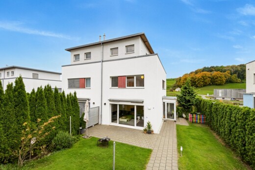 außenansicht mit stuckverkleidung, property visible, rasen, day time, und zaun