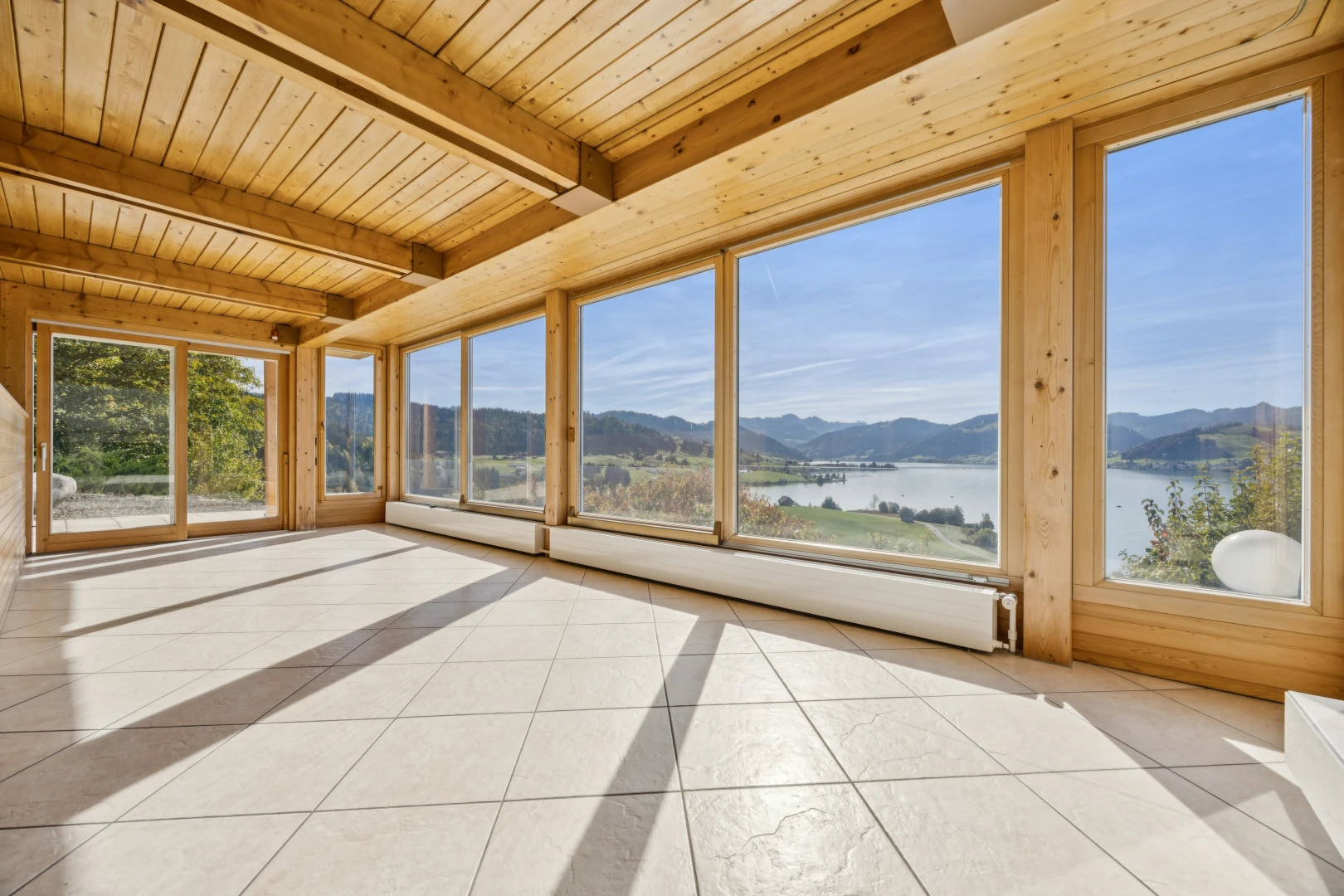 leerer raum mit blick auf die berge, mountain view, wintergarten, holzdecke, und wood ceiling