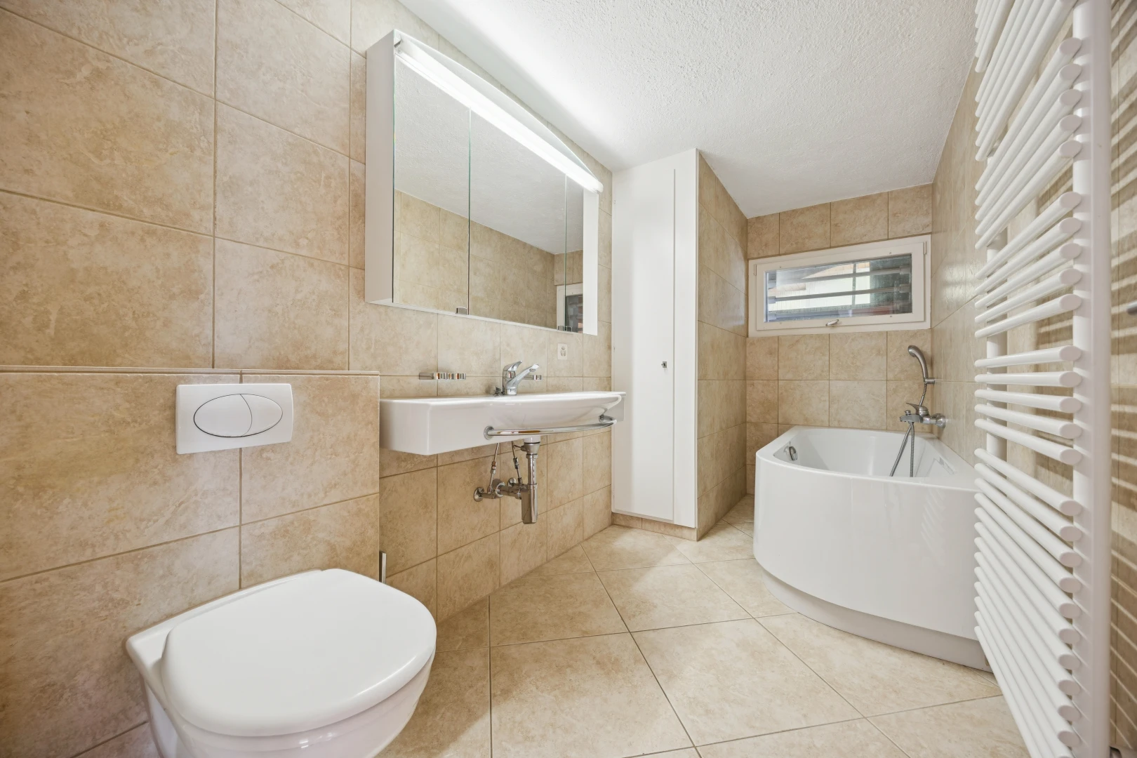 bad mit bad, spiegel, fliesenwand, tile wall, und kühler