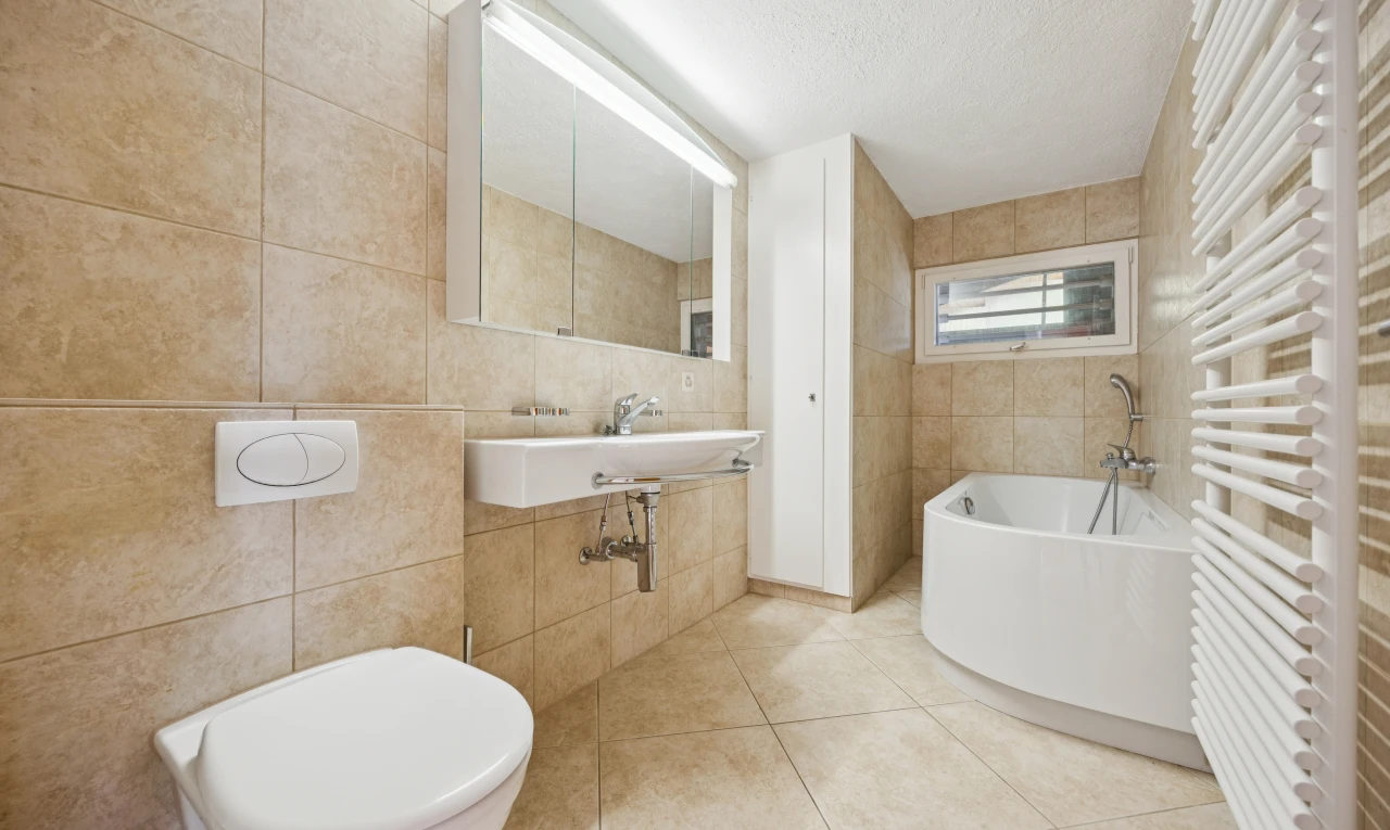 bad mit bad, spiegel, fliesenwand, tile wall, und kühler