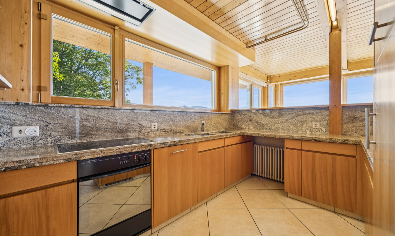 küche mit ofen, stein arbeitsplatten, stone countertops, light floor, und mittelbraune schränke