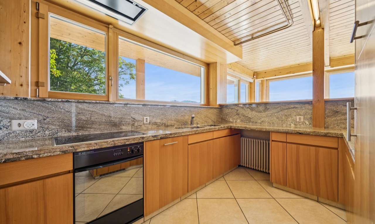 küche mit ofen, stein arbeitsplatten, stone countertops, light floor, und mittelbraune schränke