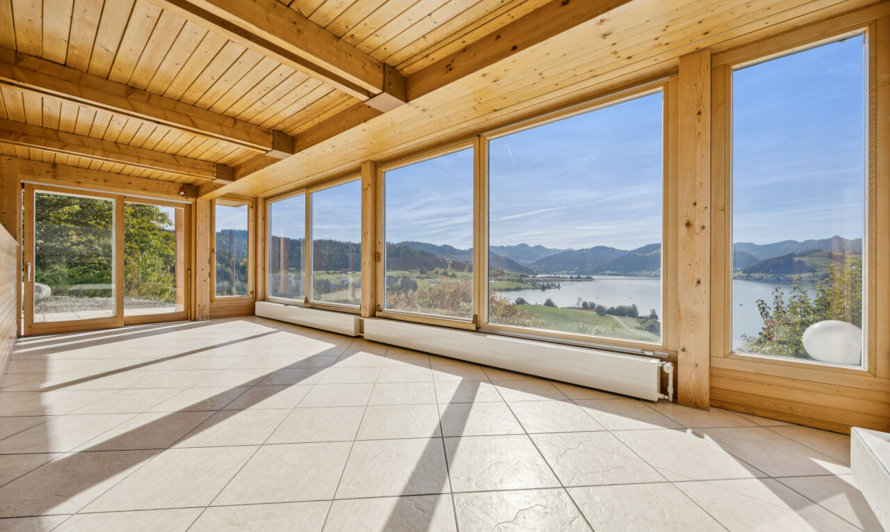 leerer raum mit blick auf die berge, mountain view, wintergarten, holzdecke, und wood ceiling