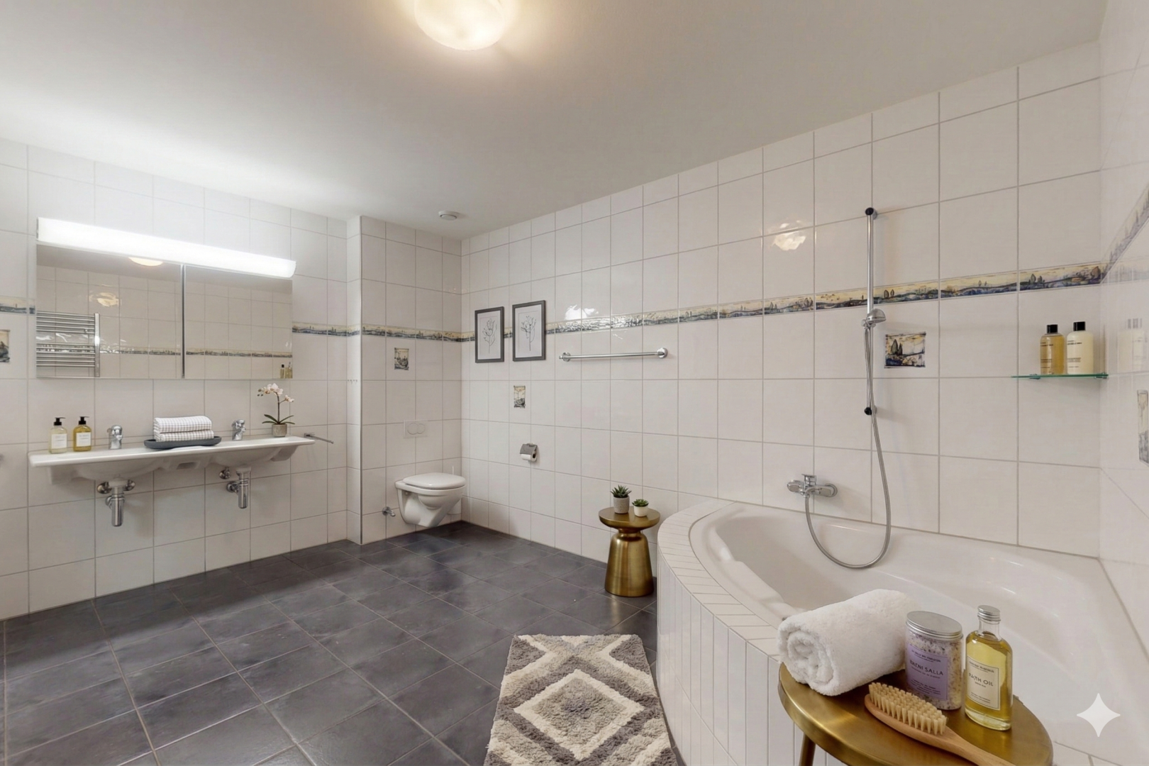 salle de bains avec mur en carrelage, tile wall, miroir, bain, et salle de bain complète