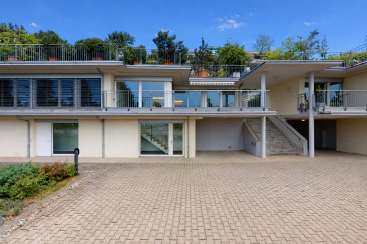 außenansicht mit stuckverkleidung, treppen, day time, und property visible