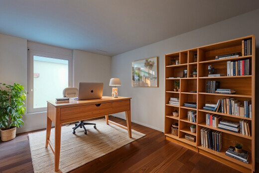 büro mit bürobereich, holzfußboden, natürliches licht, und gipskartonwand