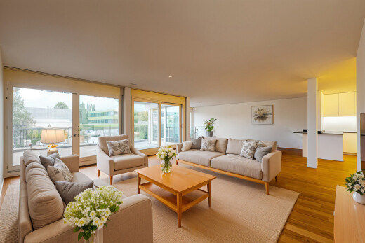 wohnzimmer mit holzfußboden, natürliches licht, und gipskartonwand