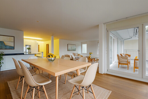 esszimmer mit natürliches licht, holzfußboden, und gipskartonwand